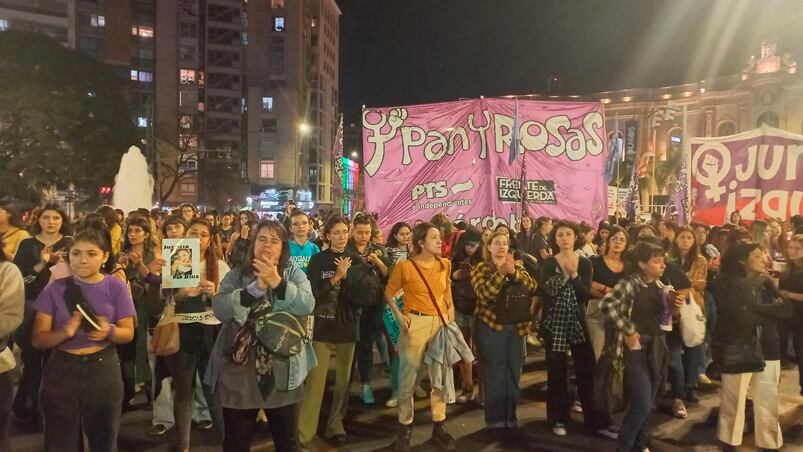 Multitudinaria marcha en Córdoba para repudiar la violencia de género. Foto: Julieta Pelayo/El Doce.