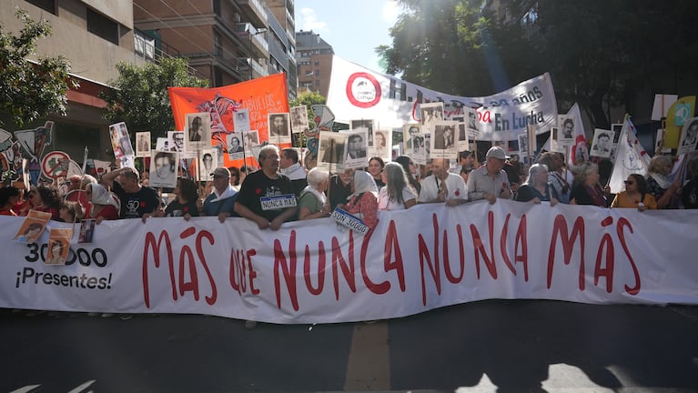 Multitudinaria marcha en Córdoba por el 24 de marzo.