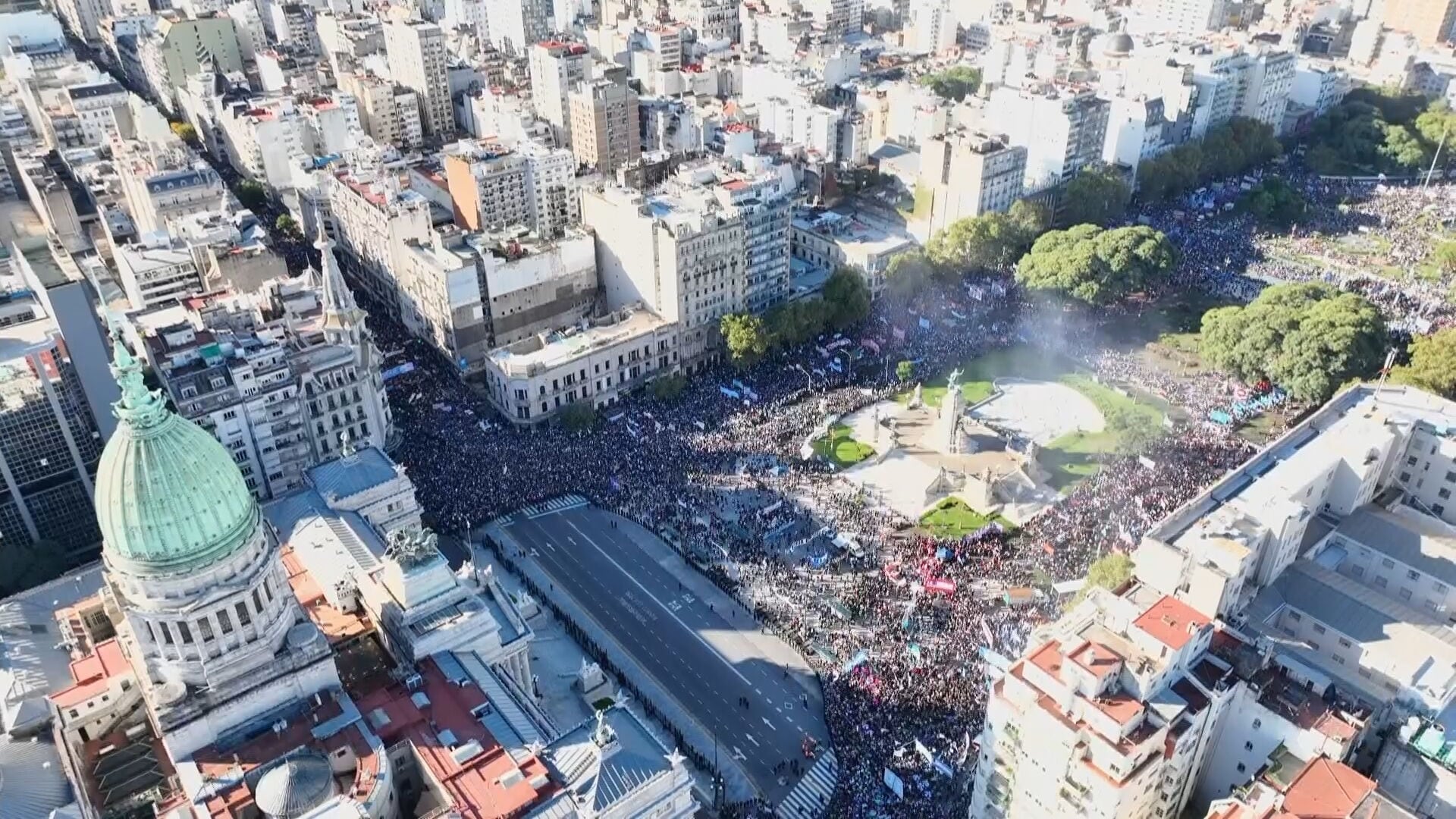 Multitudinaria marcha universitaria en el Congreso. (Foto: TN)