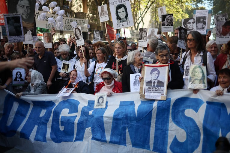 Multitudinaria movilización en Plaza de Mayo. REUTERS/Agustin Marcarian