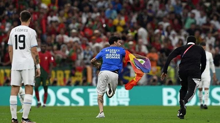 Mundial: entró a la cancha y protestó por la comunidad LGBTIQ+, las mujeres en Irán y Ucrania