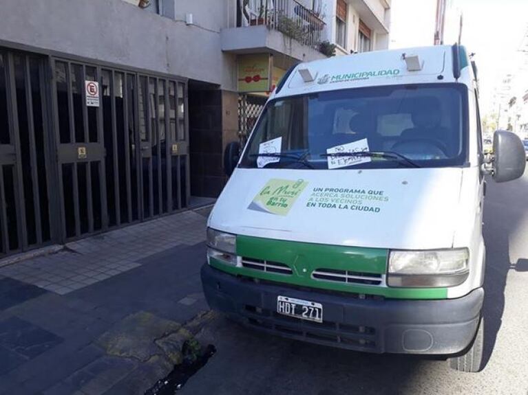 Municipales estacionaron en su cochera, reclamó y les pegó carteles