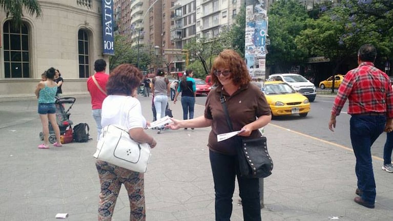 Municipales repartiendo folletos en la zona del Patio Olmos.