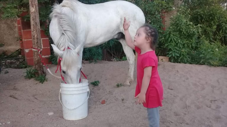 Muriel junto a su caballo blanco lobito