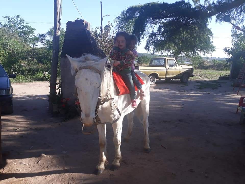 Muriel junto a su caballo Lobito