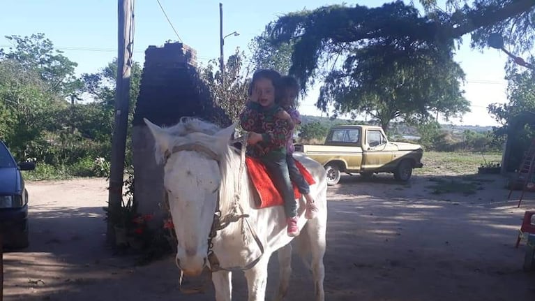 Muriel junto a su caballo Lobito