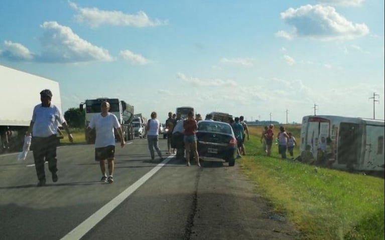 Murieron cinco pasajeros de un colectivo que volcó en la Ruta 3