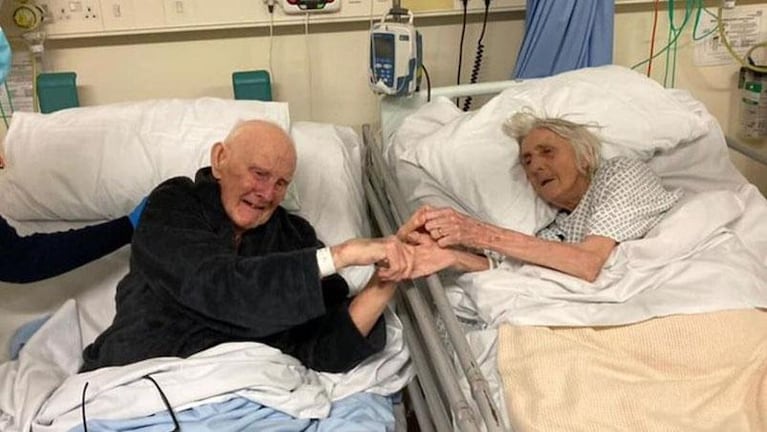 Murieron por coronavirus tras 70 años juntos: la conmovedora foto de su despedida en el hospital