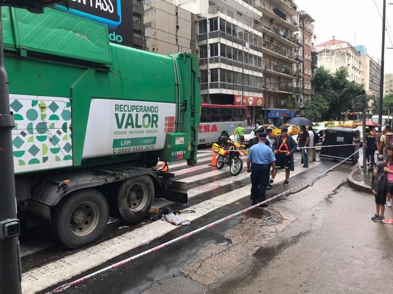 Murió la mujer aplastada por un camión de basura en el centro