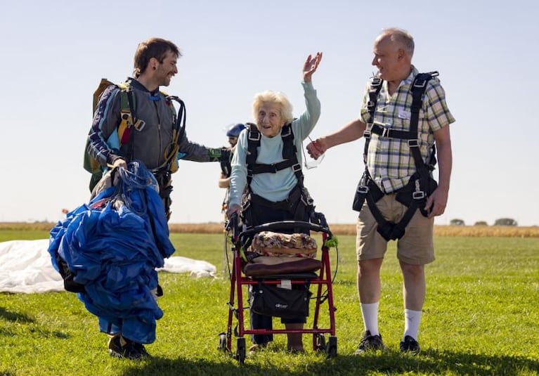 Murió la mujer de 104 años que hace días saltó en paracaídas y rompió un récord