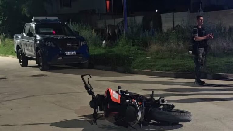 Murió tras chocar con la moto