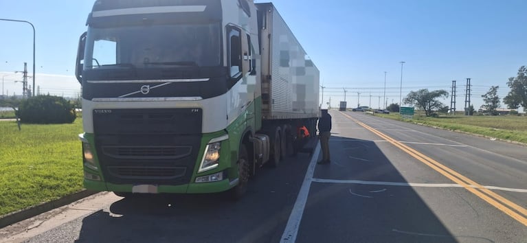 Murió tras chocar contra un camión.