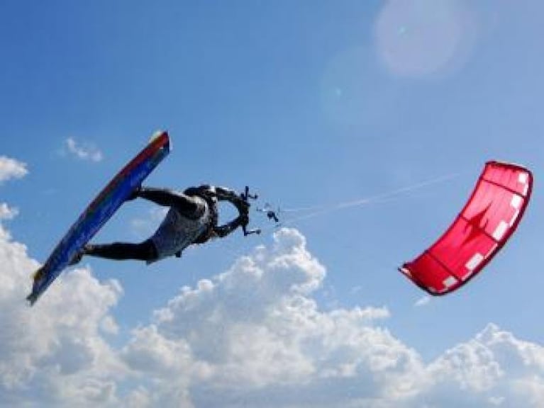Murió un deportista practicando kitesurf en el lago Los Molinos