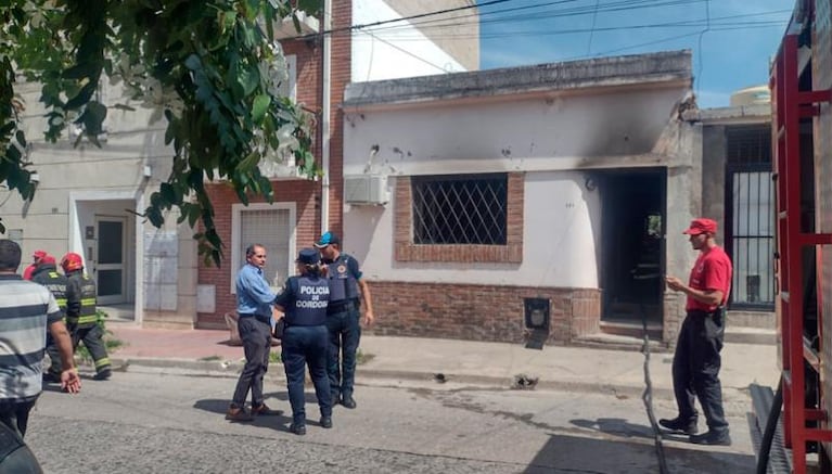 Murió un hombre en el incendio de su casa en Córdoba y su esposa fue internada