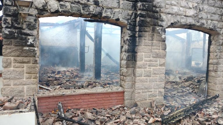 Murió un hombre en el incendio de un hotel de la Unidad Turística de Embalse