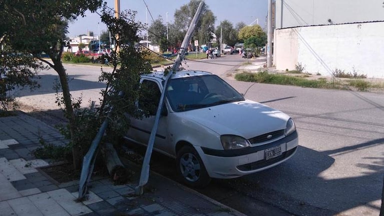 Murió un joven luego de que un colectivo desprendiera dos postes