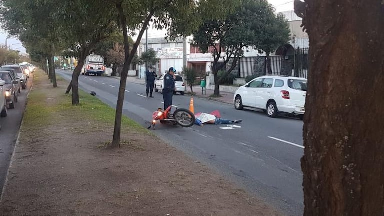 Murió un motociclista en Villa Cabrera: un colectivo le pasó por arriba