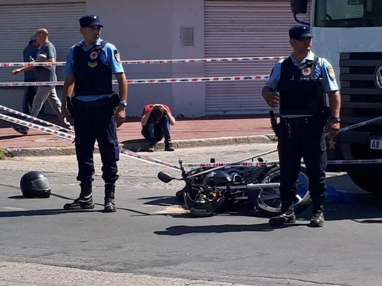 Murió una joven motociclista tras ser chocada por un camión