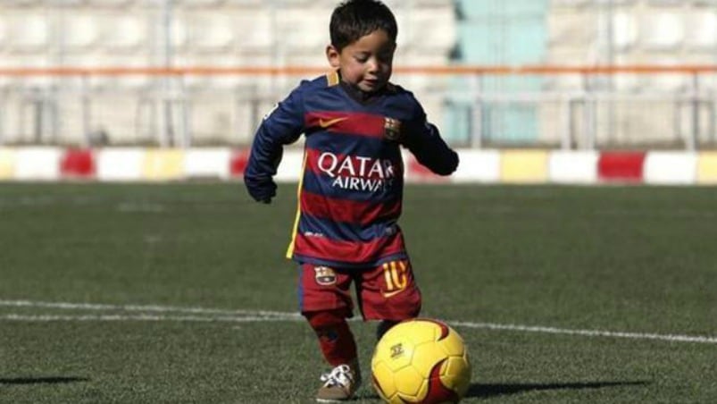 Murtaza Ahmadi jugando a ser Messi con el equipo del Barcelona.