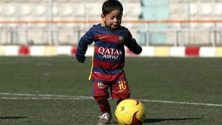Murtaza Ahmadi jugando a ser Messi con el equipo del Barcelona.