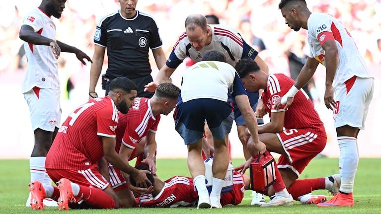 Musiala se descompensó en un amistoso con el Bayern Munich. REUTERS/Angelika Warmuth