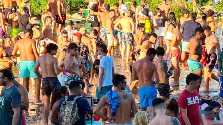 Música, alcohol y cero protocolos en los ríos de Córdoba.