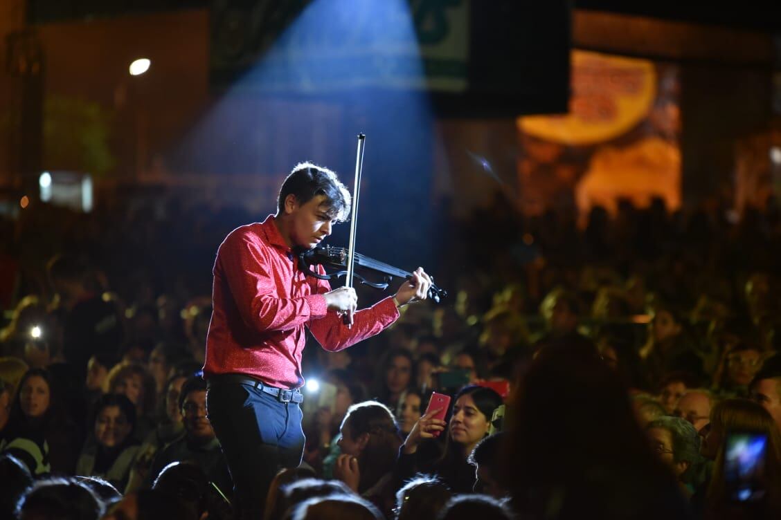 Música, sabores y tradición: lo mejor de la primera noche, con Luciano Pereyra y Alejandro Lerner. / Foto: Lucio Casalla ElDoce.tv