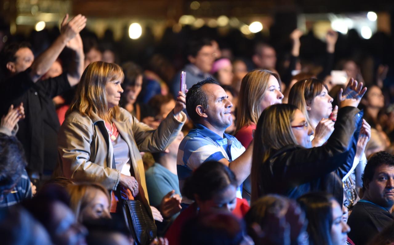Música, sabores y tradición: lo mejor de la primera noche, con Luciano Pereyra y Alejandro Lerner. / Foto: Lucio Casalla ElDoce.tv