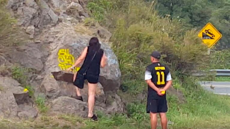 Muy tranquilos, fueron escrachados dañando la naturaleza.