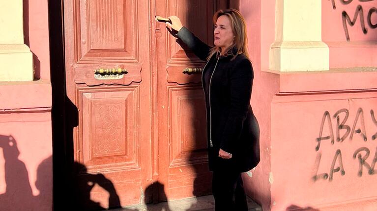 Myrian Prunotto en la puerta de la Casa Radical.