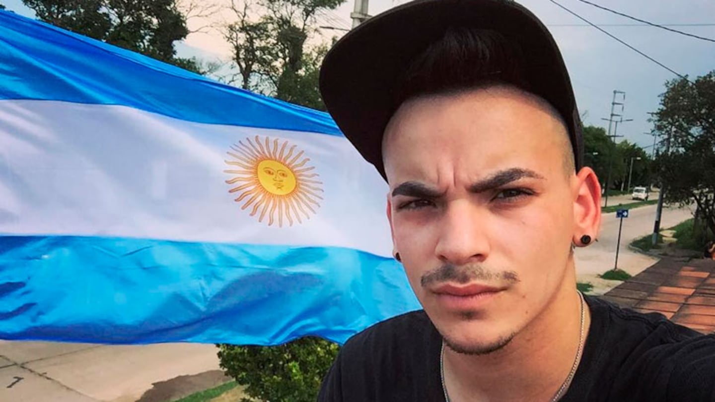 Nacho busca contagiar su cariño por la bandera argentina.