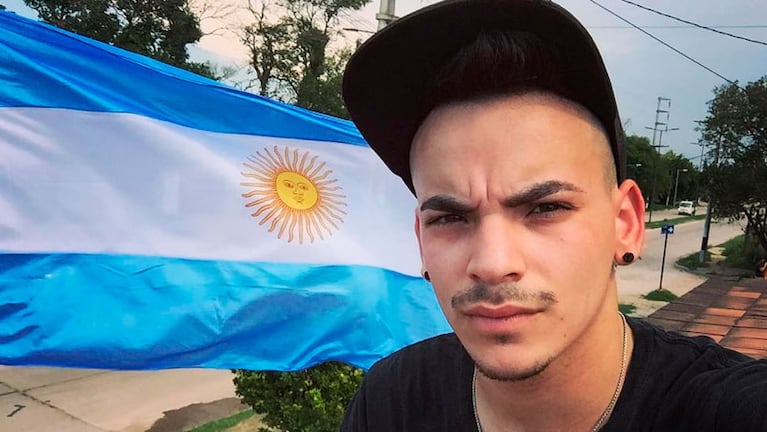 Nacho busca contagiar su cariño por la bandera argentina.
