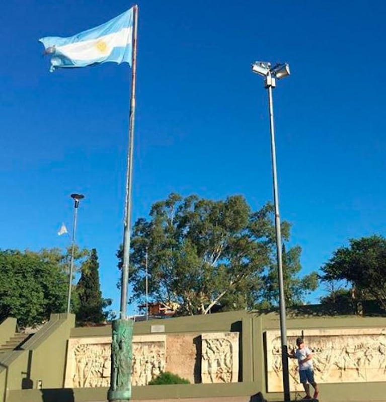 Nacho, el joven cordobés que iza banderas de Argentina en monumentos y emociona a todos