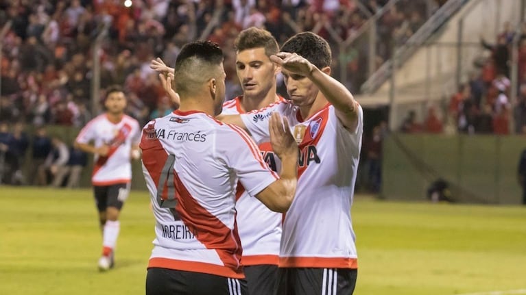 Nacho Fernández le agradece a Moreira la asistencia del segundo tanto.