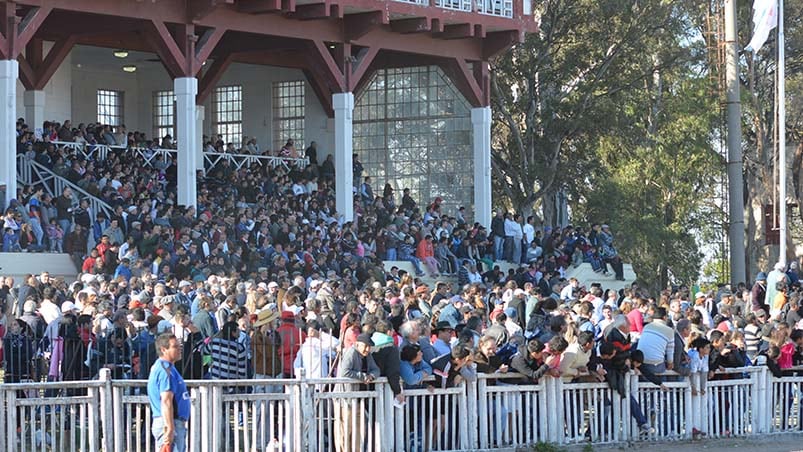 Nadie se quiere perder San Jerónimo, una multitud espera la carrera. Foto: Lucio Casalla / ElDoce.tv.