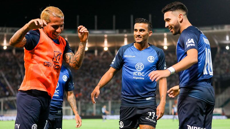 Nahuel Bustos celebró su gol con un baile de carnaval junto a Dayro Moreno.