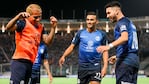 Nahuel Bustos celebró su gol con un baile de carnaval junto a Dayro Moreno.