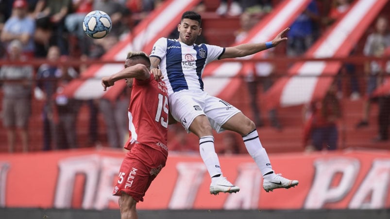 Nahuel Bustos intentó, pero no pudo convertir en La Paternal. Foto Talleres.