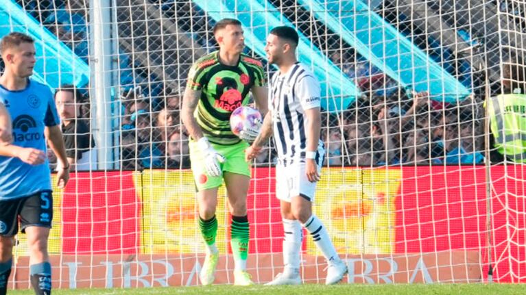 Nahuel Bustos tuvo un gesto de hidalguía deportiva con Losada. Foto: Lucio Casalla/El Doce.