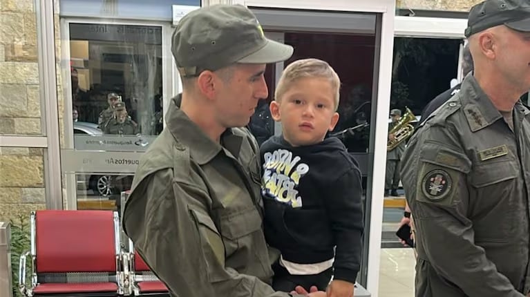 Nahuel Gallo junto con su hijo.