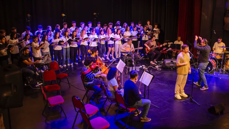 Nahuel Pennisi junto al coro de niños del Zípoli y el ensable de cuerdas Verve.