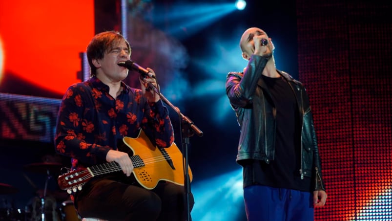 Nahuel Pennisi y Abel Pintos en la Plaza Próspero Molina. 