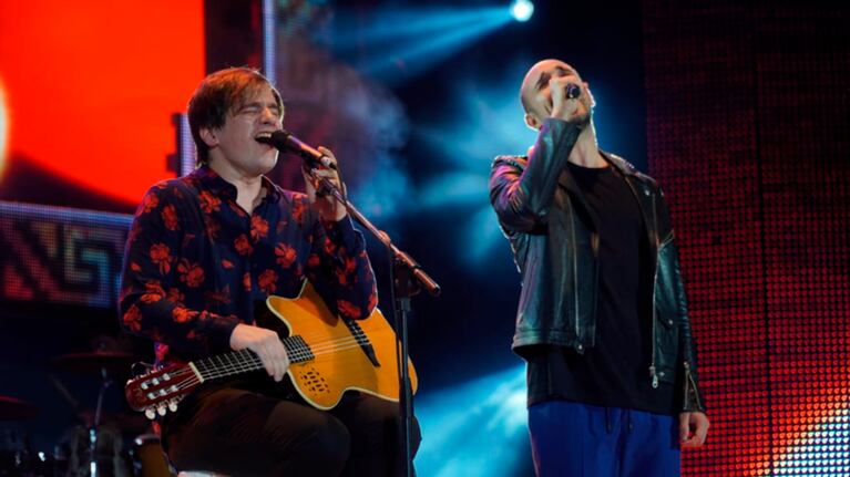 Nahuel Pennisi y Abel Pintos en la Plaza Próspero Molina.