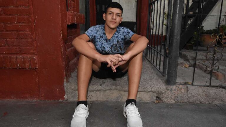 Nahuel Roque recibió la donación de Oberto y ya tiene zapatillas.
