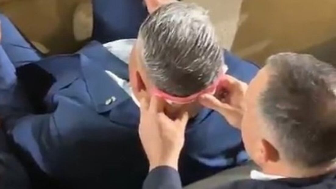 Nakis, presidente de Armenio, secándole la transpiración a Tapia en Nueva Jersey.