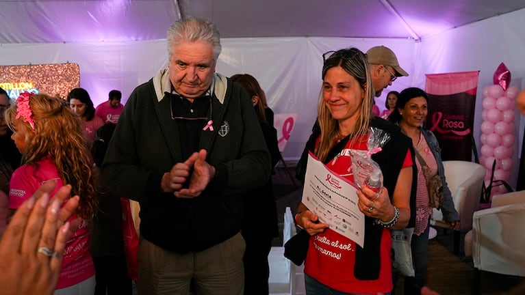 Natali junto al papá de su amiga fallecida al realizar la donación de pelo.