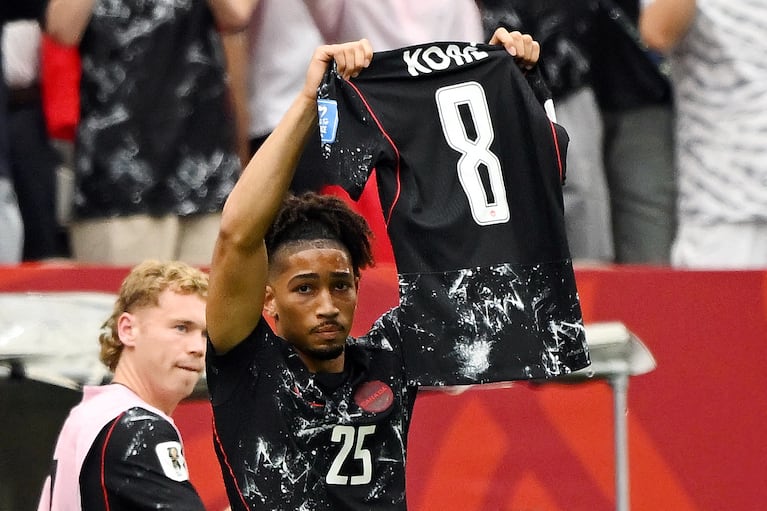 Nathan Saliba sostiene la camiseta de Ismäel Koné en su festejo de gol. Reuters/Anne-Marie Sorvin
