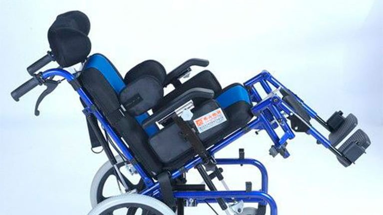 Necesita una silla de ruedas específica que cuesta 45 mil pesos.