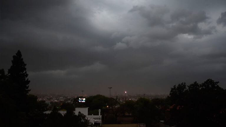 Negro. Así se se puso el cielo cordobés a las 7 de la mañana. Foto: ElDoce.tv