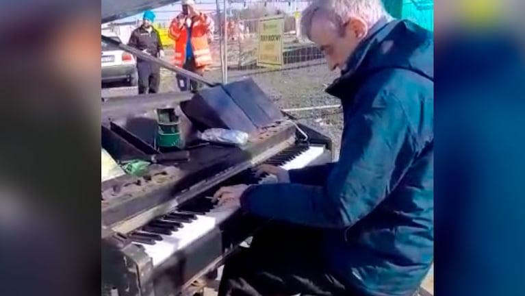 Nelson Castro tocó el piano en la frontera entre Polonia y Ucrania.